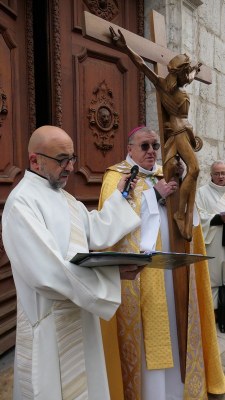 12  Devant la cathédrale