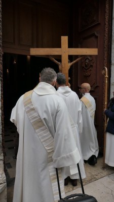 14  Devant la cathédrale