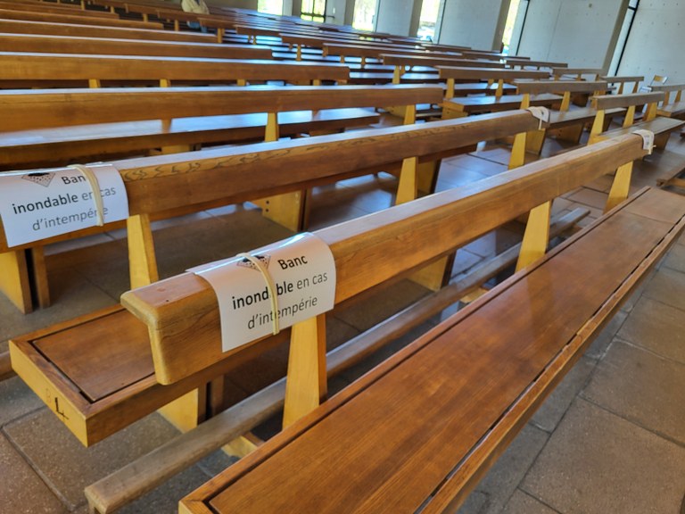 Photo prise le 20240412- bancs inondables dans l'église