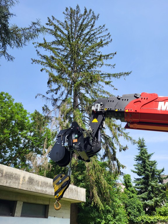 photo prise le 20240628 - arrivée des engins pour monter le matériel sur le toit de l'église 