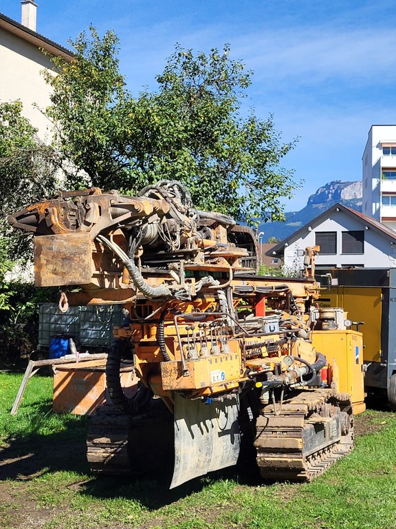 Arrivée de la foreuse dans le parc derrière le café du curé