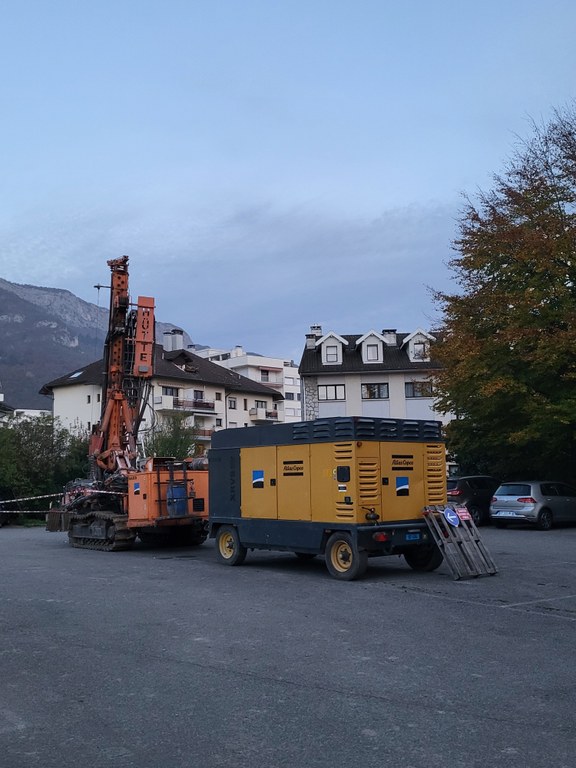 engin de forage sur le parking de Ste Bernadette 