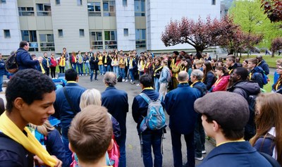 09 Lourdes Antoine et les jeunes