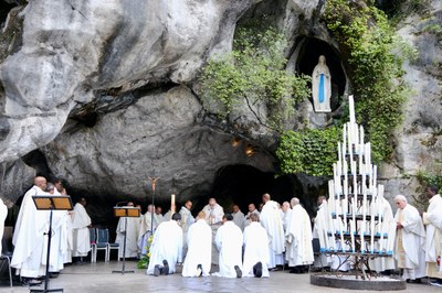 17 Lourdes messe à la grotte