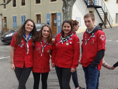 Les scouts s'occupent des animations dans la cour.