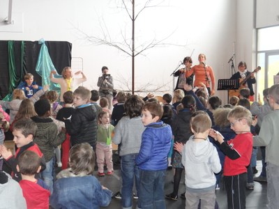 Répétition des chants dans le gymnase. L'arbre est tout nu.