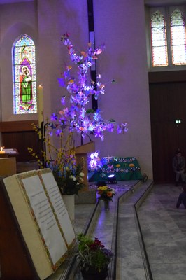 A l'église, l'arbre est maintenant "habillé"...